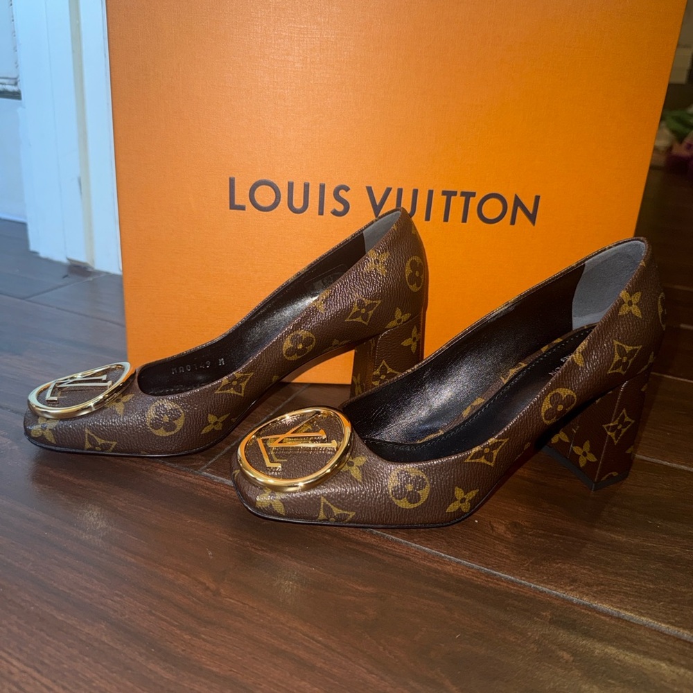 Louis Vuitton Brown Monogram Pumps